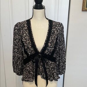 NWT HAYDEN BLACK AND WHITE LACE FLORAL V-NECK 3/4 SLEEVE BLOUSE. SIZE SMALL.